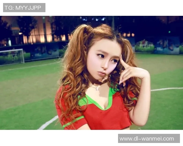 德国足球壁纸美女展现运动魅力与时尚风采的完美结合